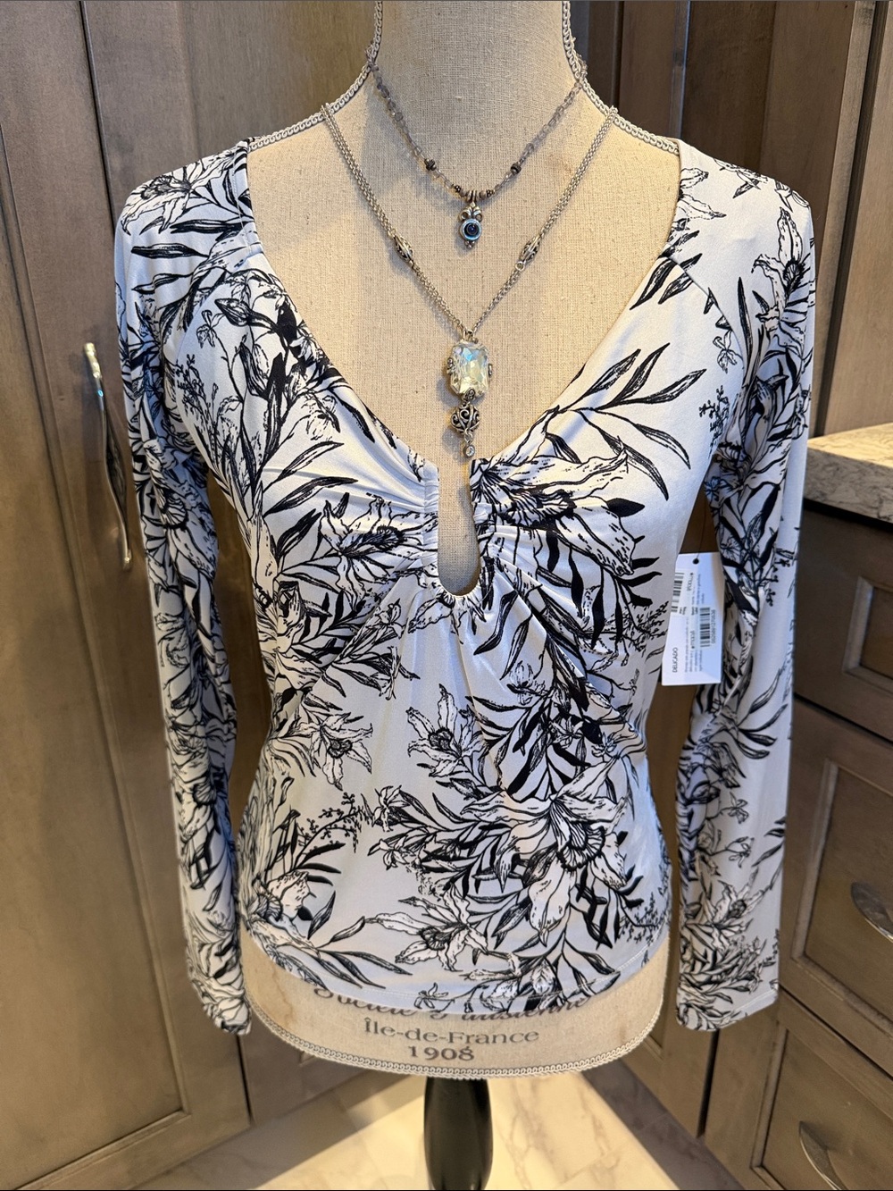 Guess Brand Black & Gray Floral Long-Sleeve V-Neck Top